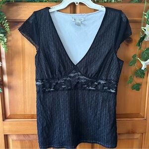 WHITE HOUSE BLACK MARKET FLORAL LACE TOP